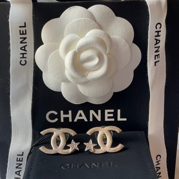 ⭐️ CHANEL CC EARRINGS WITH STARS ⭐️ NWT ⭐️ - Picture 9 of 16
